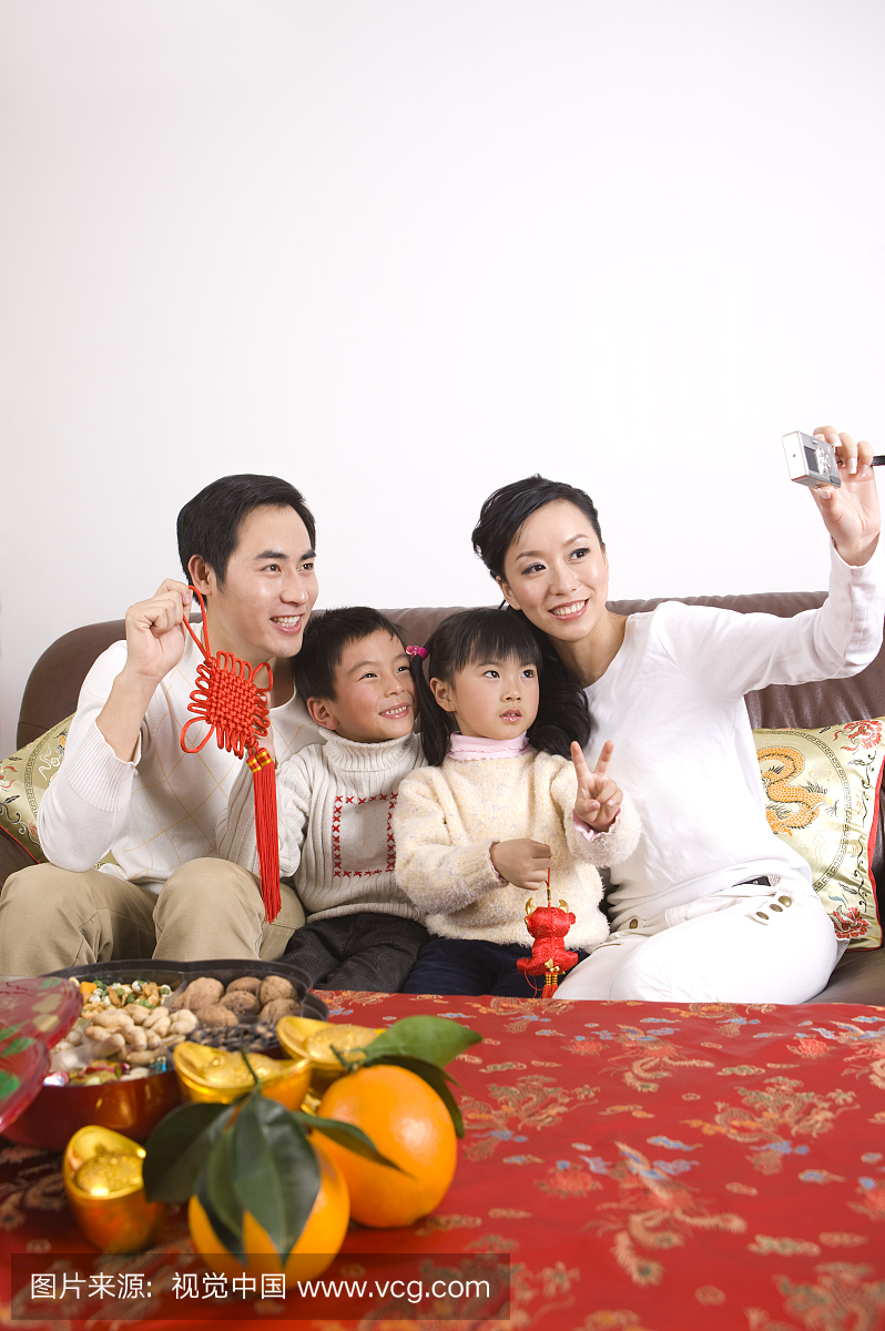 年轻发型与沙发两个坐在孩子上,自己烫发37分拍照夫妇男图片