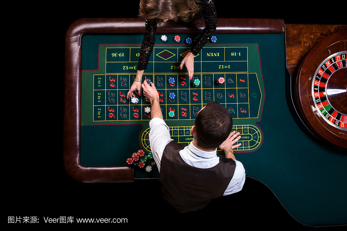 赌场控制台和绿色轮盘赌桌的顶视图。嘎