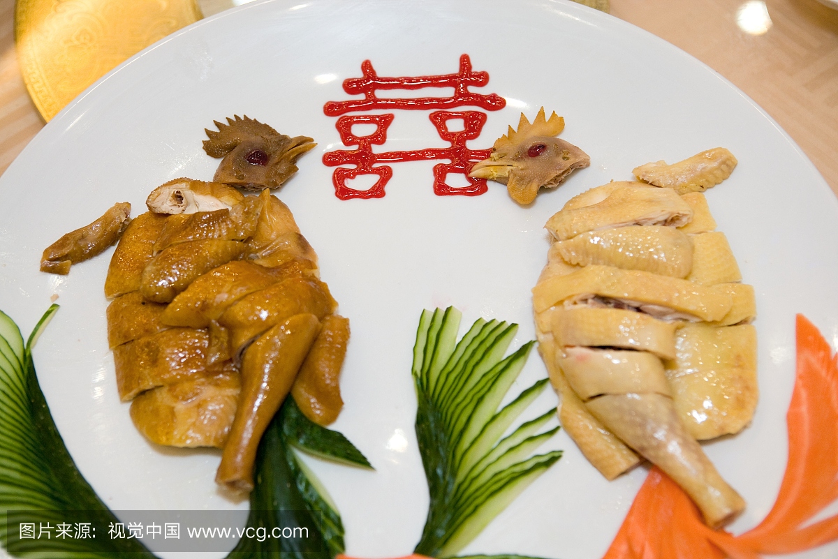 用中国表意文字的盘子上的熟鸡特写