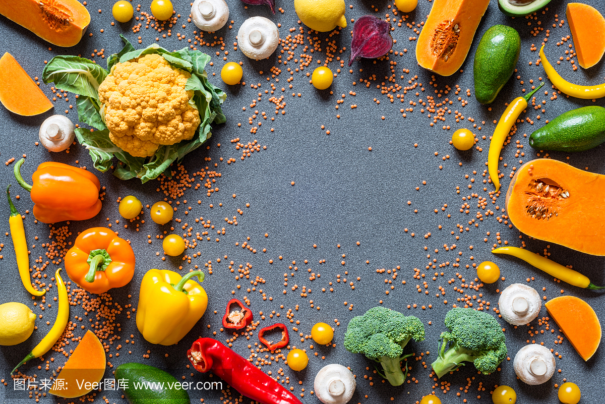 不同的新鲜多彩有机蔬菜。健康的生吃素食食品