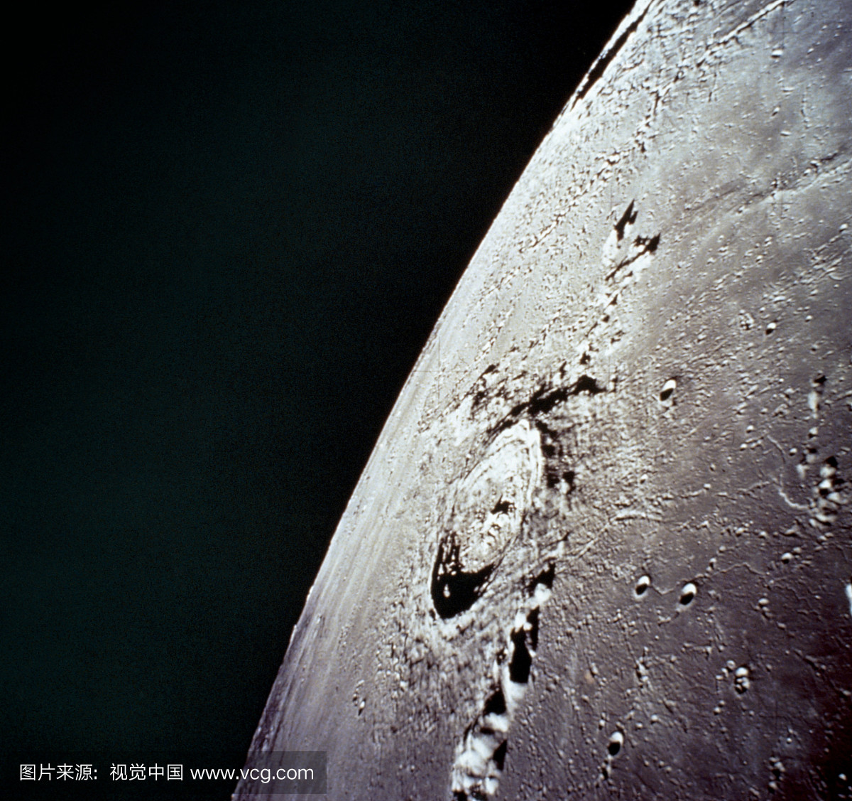 月球上的阿波罗17号火山口照片