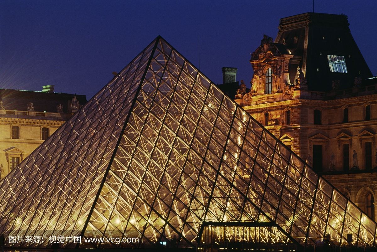 金字塔的夜景,卢浮宫的主要入口,由Ieoh Ming P