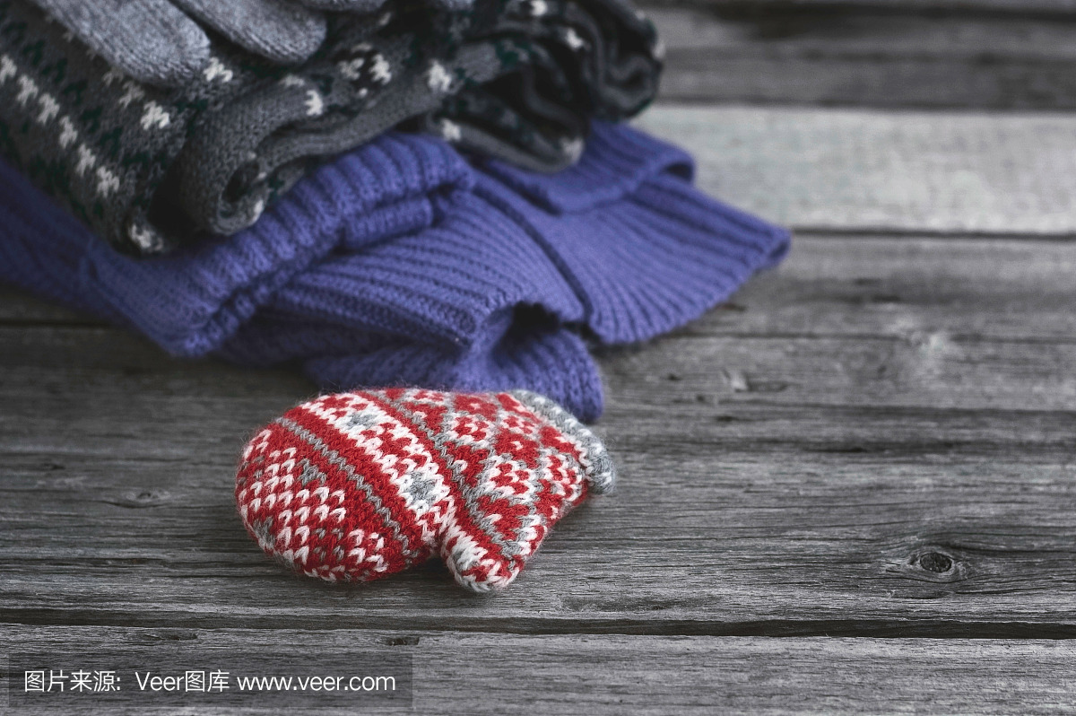 一堆舒适的针织毛衣,围巾,手套。羊毛圣诞节的