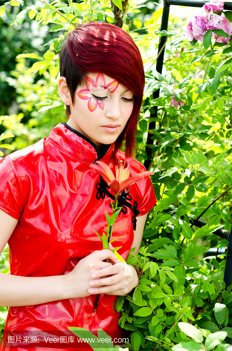 年轻混合的种族妇女看起来百合