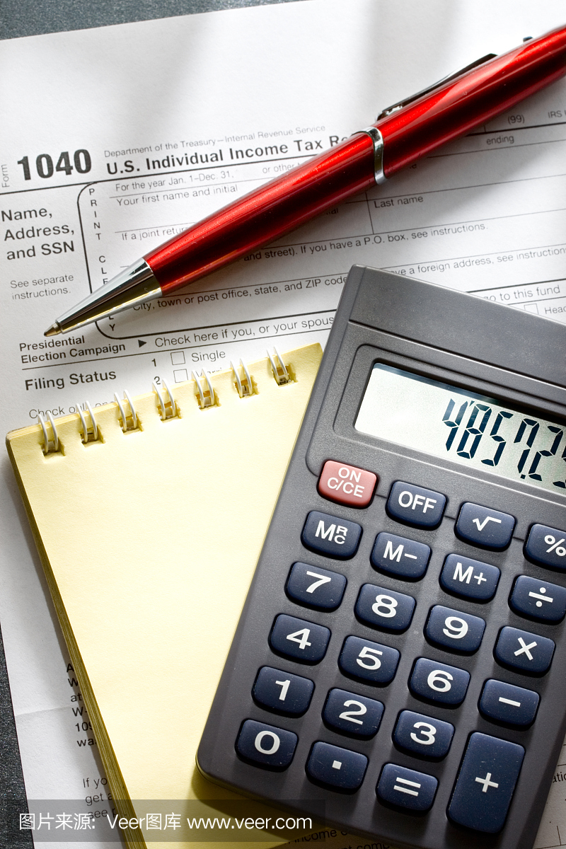 税表,红笔,记事本和计算器
