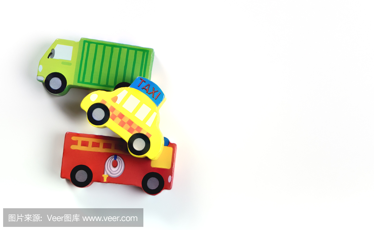 运输块玩具车和卡车消防车在白色背景上