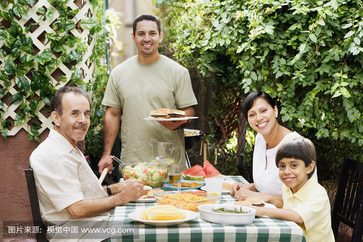 多代西班牙裔家庭在天井吃饭