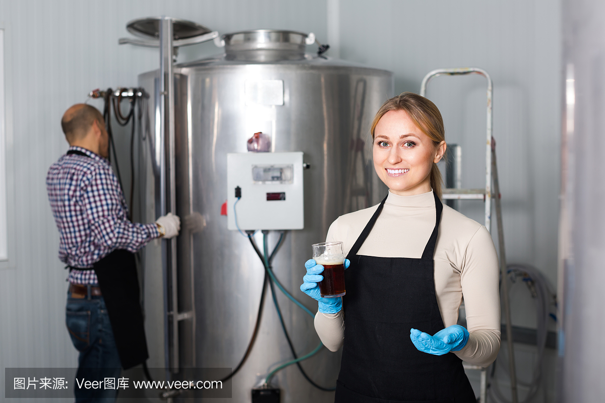 女工在啤酒厂