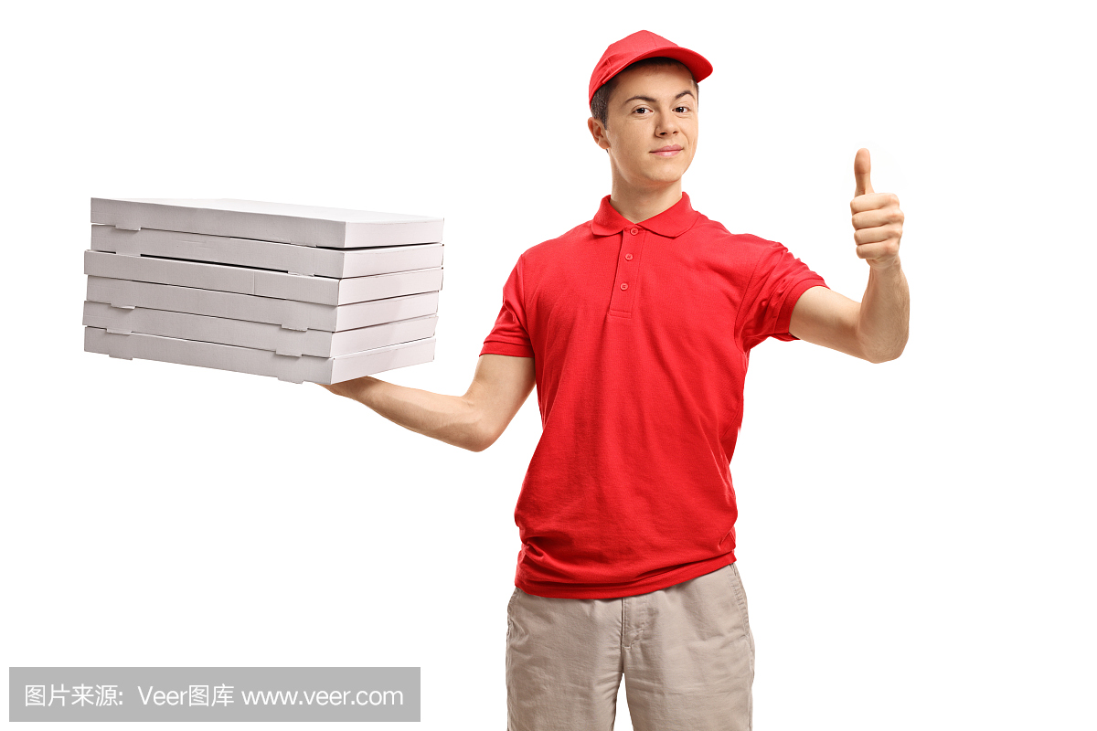 年披萨送货员拿着一堆比萨饼盒和制作大拇指标