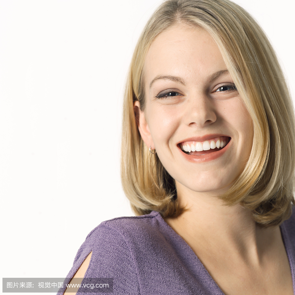一个年轻的白肤金发的白种人女人在一件紫色上
