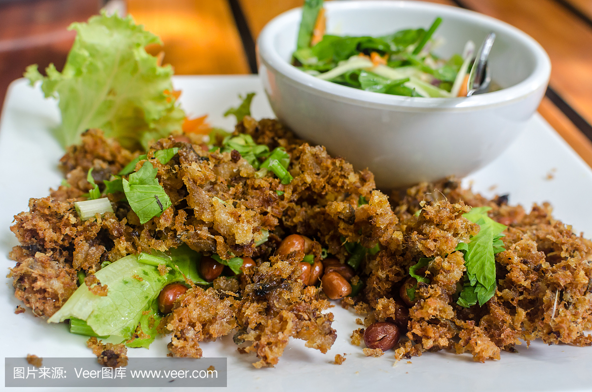 最好的泰国食物。脆皮鲶鱼沙拉配青芒果。剁碎