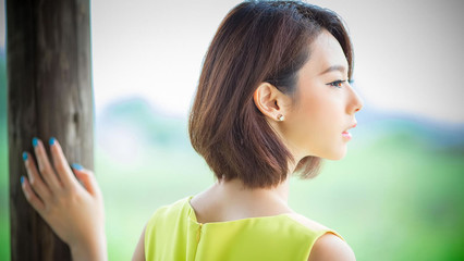 短发气质美女壁纸