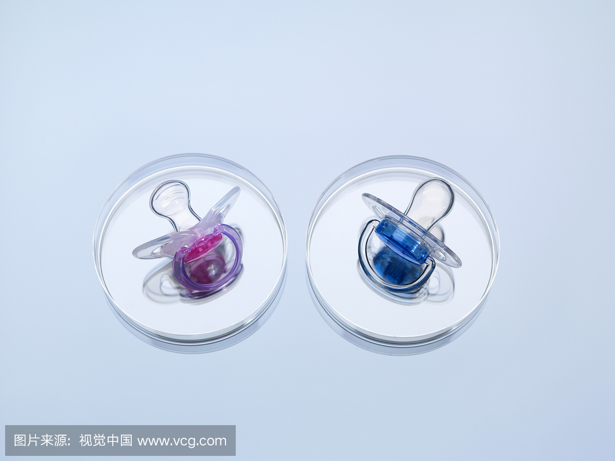 奶嘴婴儿男孩在培养皿中说明女孩和两个设计师雕刻机设计素材图片