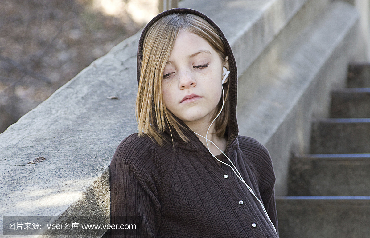 穆迪青少年听MP3音乐播放器上的音乐