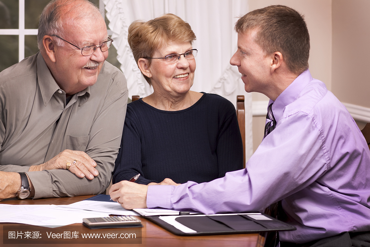 年轻人向老年人提供财务咨询