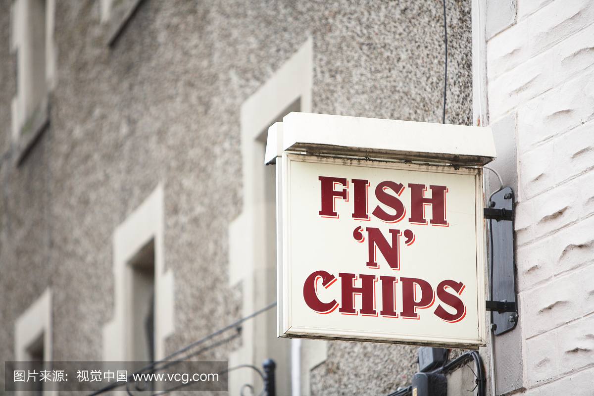 鱼和薯条酒吧信息标志,特写镜头