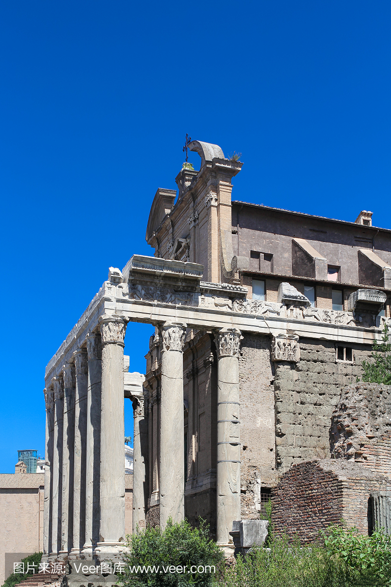 古罗马广场遗址和蓝天,意大利罗马。