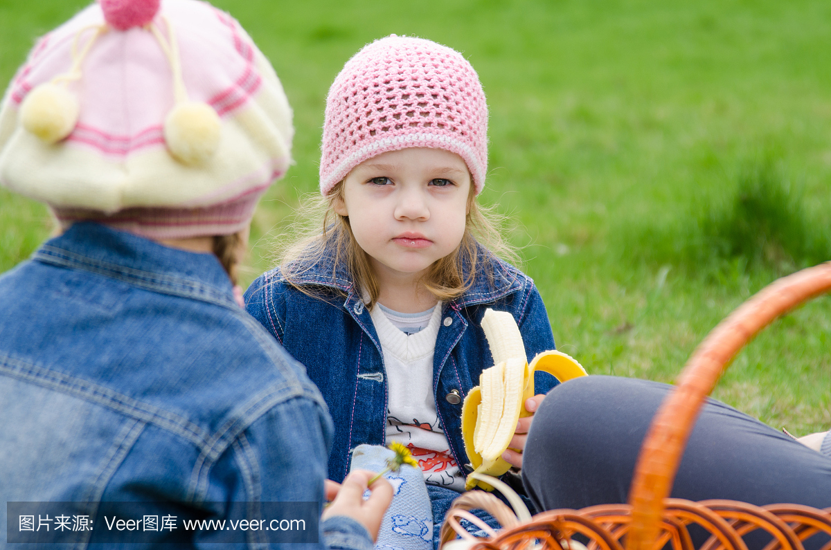 野餐的悲伤女孩吃香蕉