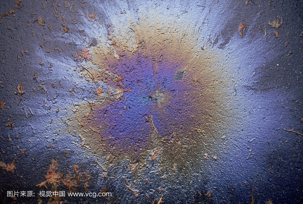 干燥图案在荷兰街上的油渍中可见。