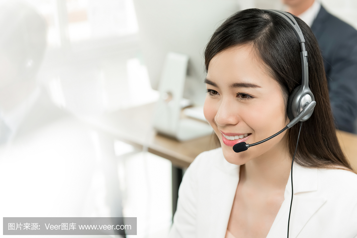 亚洲女人电话营销呼叫中心的工作人员