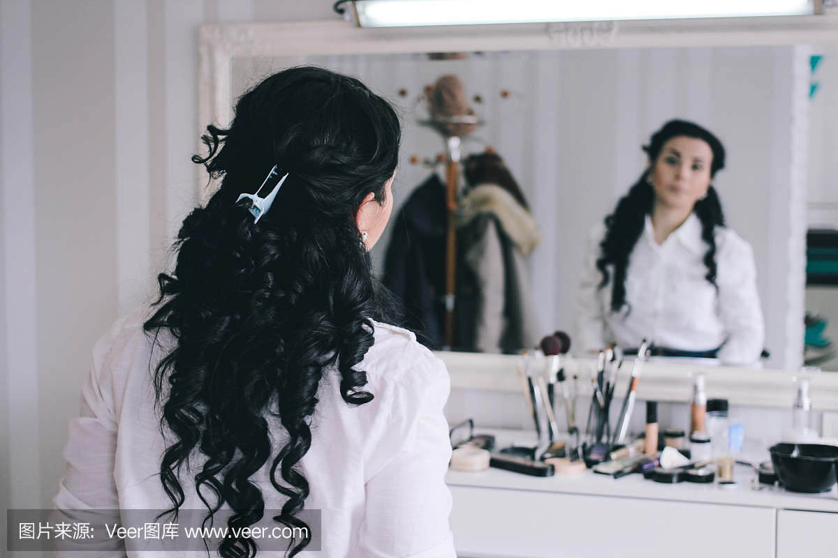 美容院,长长的黑发女孩坐在美容工作室的镜子