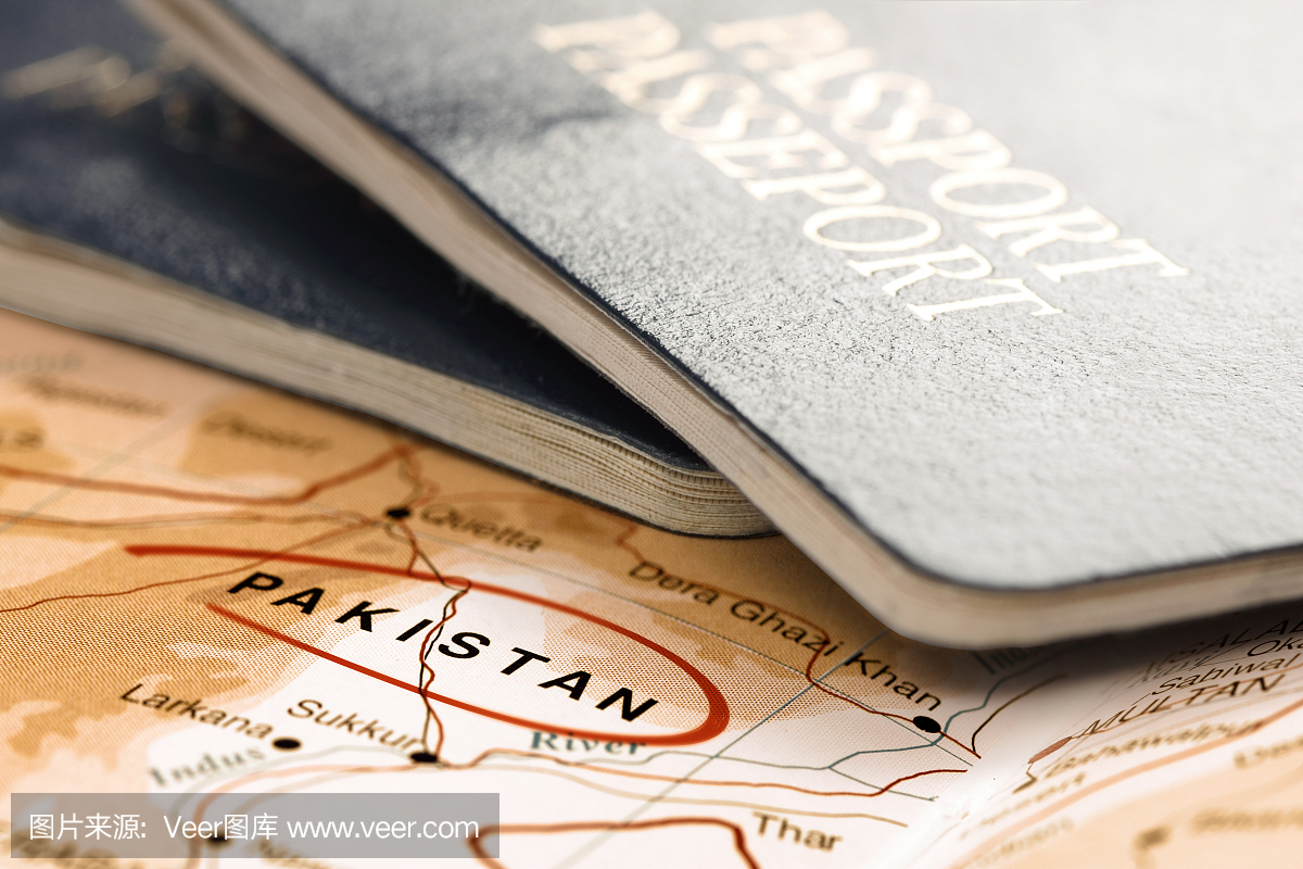 目的巴基斯坦护照在地图上。旅游概念。