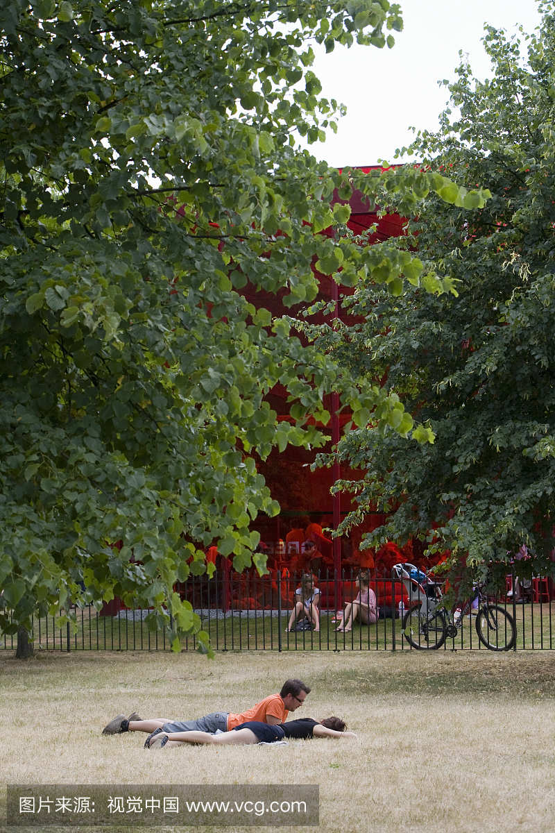 人们躺在草地上,夏天亭子,蛇纹石画廊,伦敦,英国