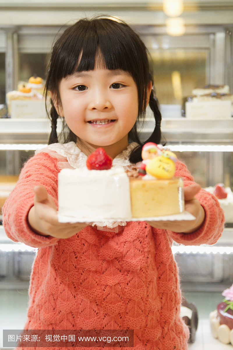 小女孩在蛋糕店