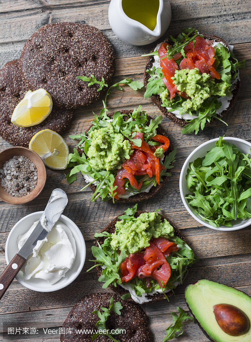 黑麦面包三明治配奶油芝士,烟熏三文鱼,芝麻菜