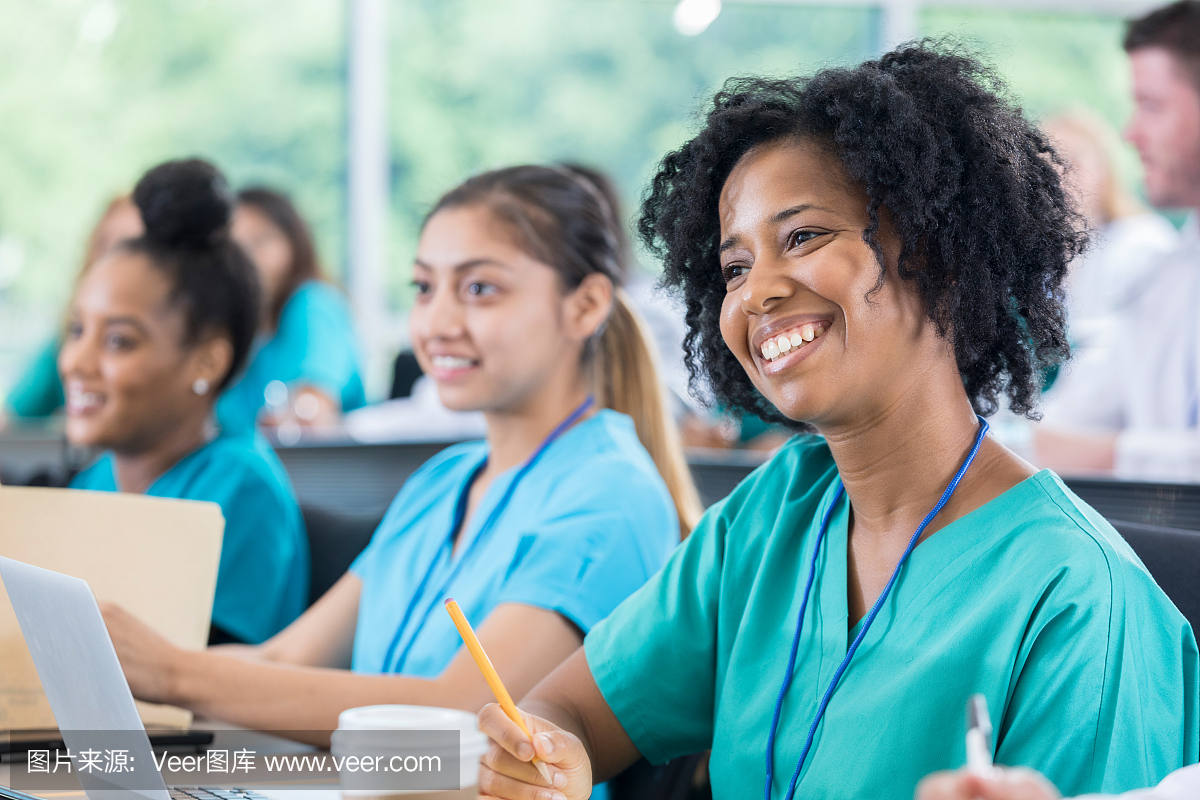 微笑的非裔美国人护士参加继续教育课