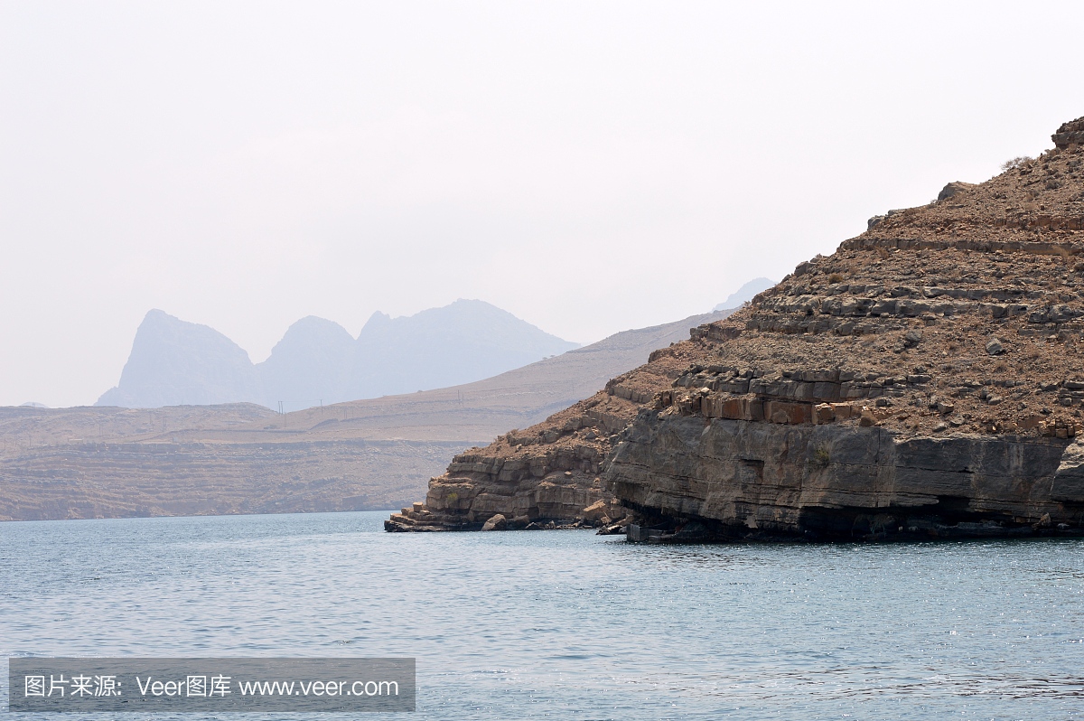 霍尔木兹海峡,阿曼穆桑代姆