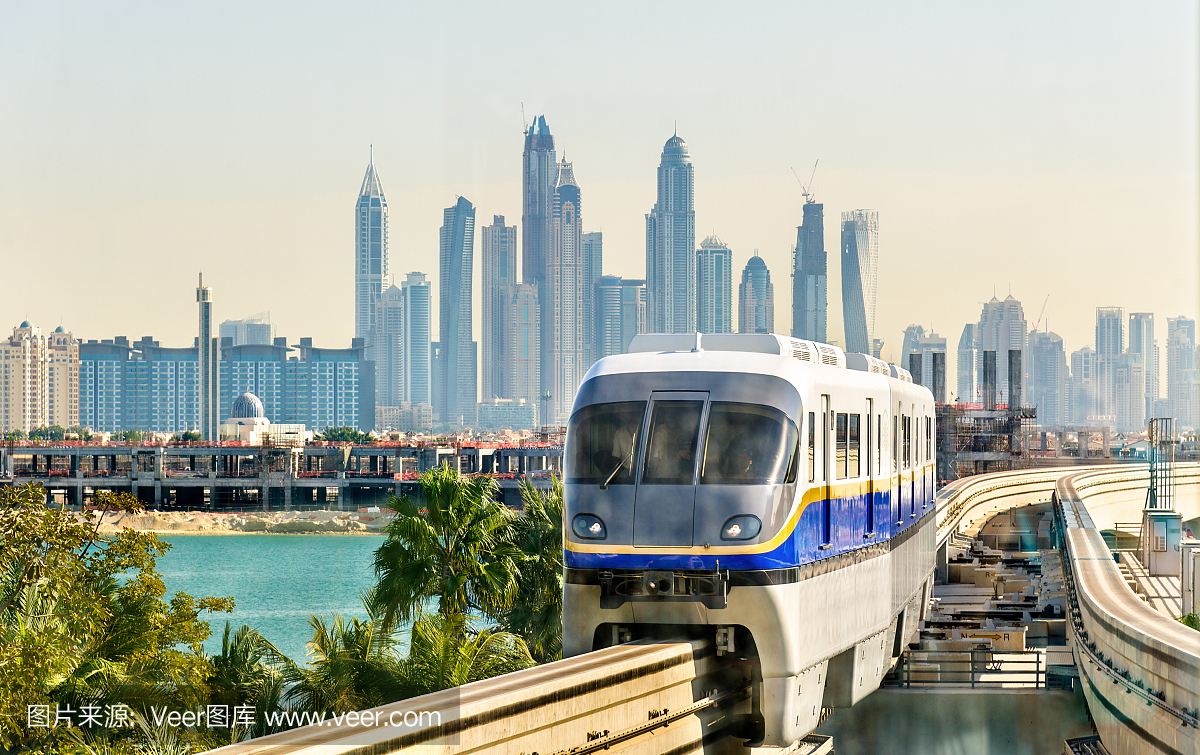 到达迪拜的亚特兰蒂斯单轨车站的火车