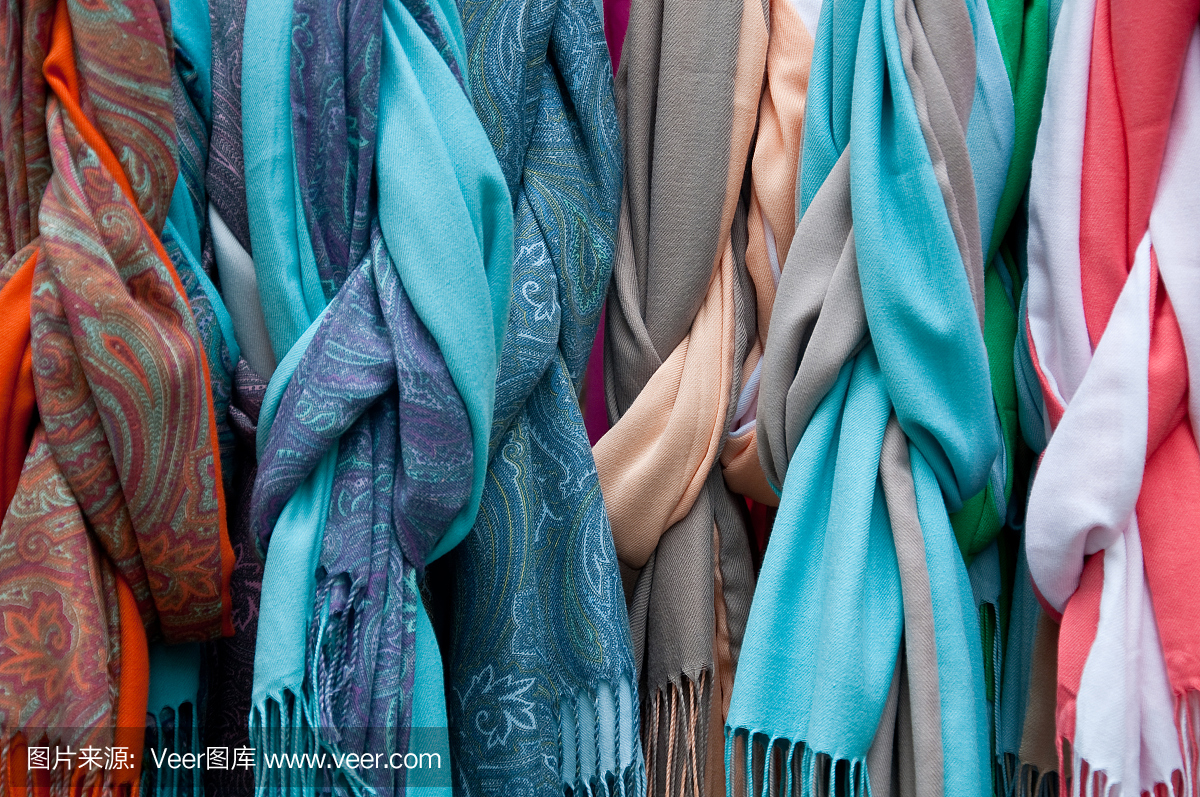 一群美丽的彩色围巾在棉和羊毛