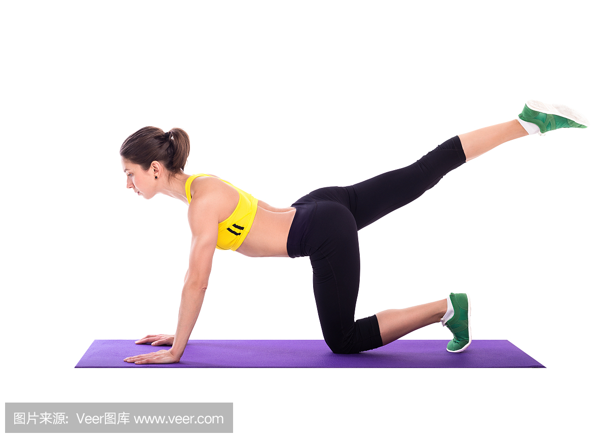 健身女人在泡沫垫上做伸展运动