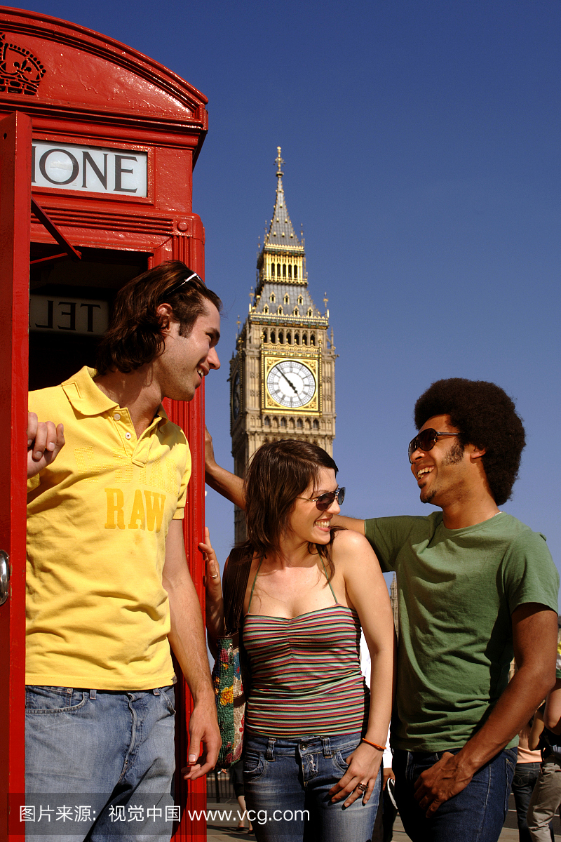 朋友们在大本钟附近的电话亭外聊天,在英国首
