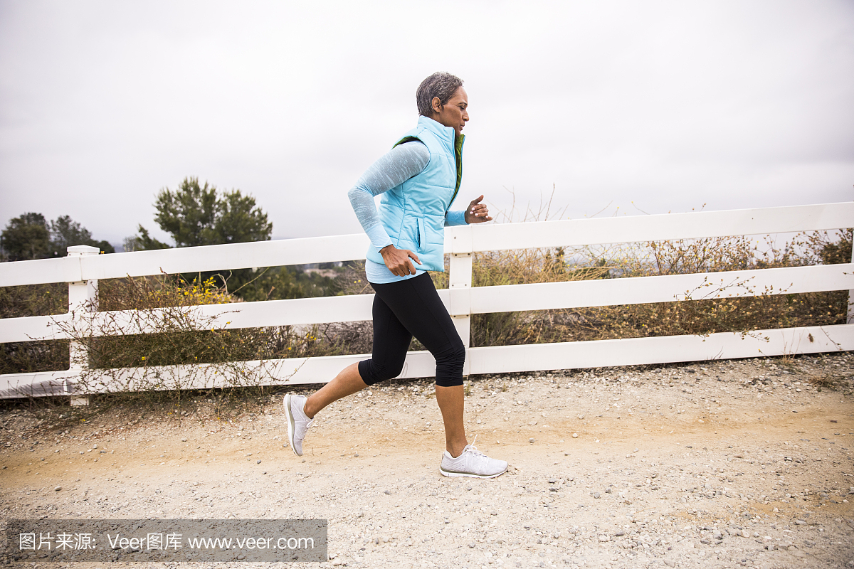 高级非裔美国人女人跑步