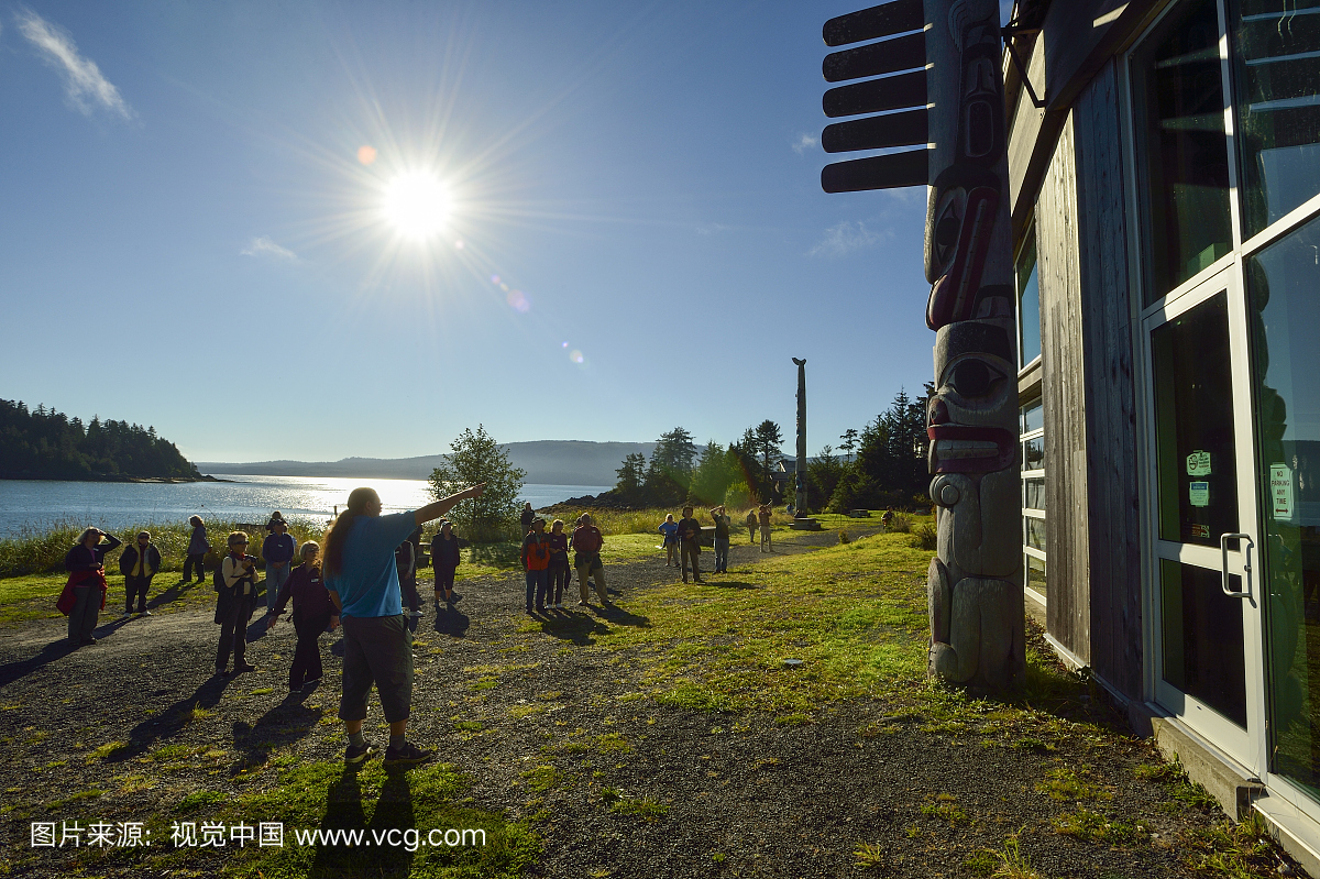 一位文化翻译解释了房屋正面图腾柱上雕刻的意