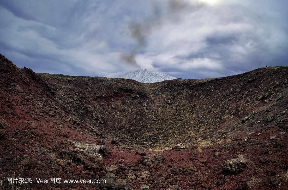 旧火山口和黑烟从埃特纳山,西西里岛