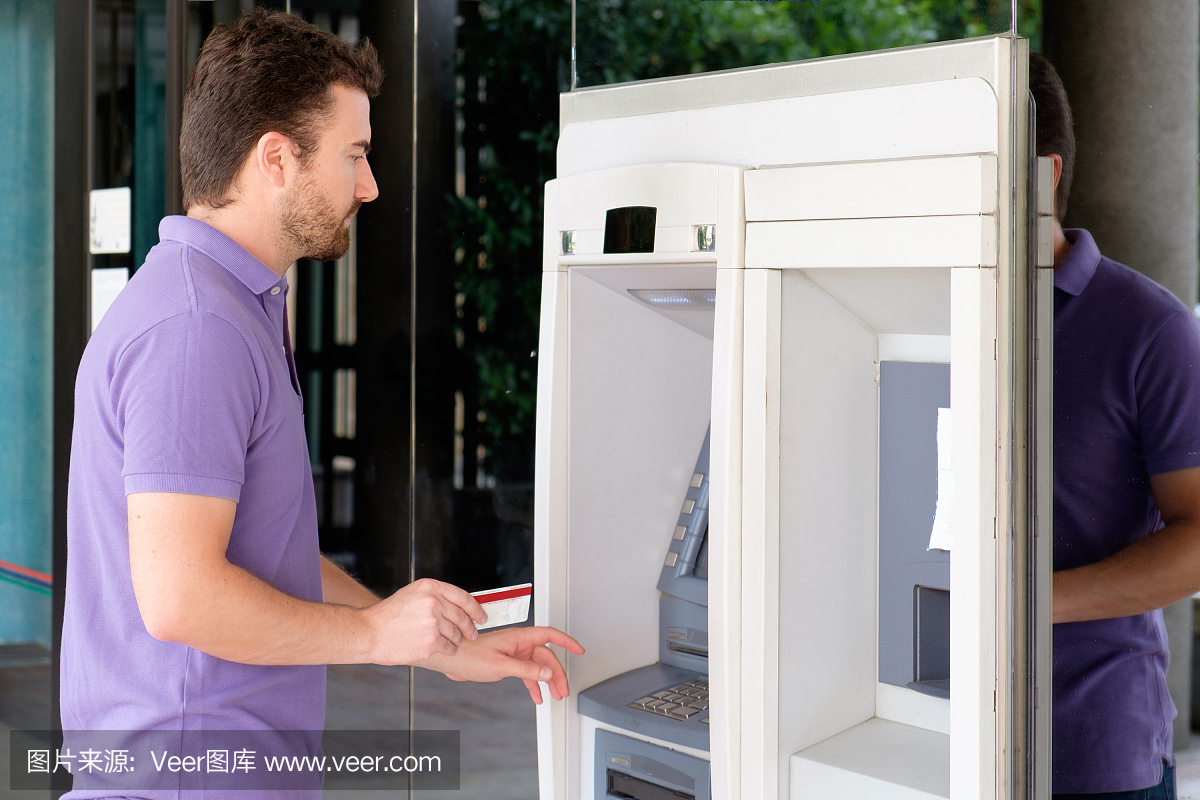 男子用自己的信用卡在大气中使用现金