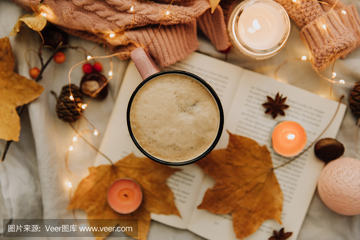 热咖啡和秋天的落叶上舒适的背景。季节性放松