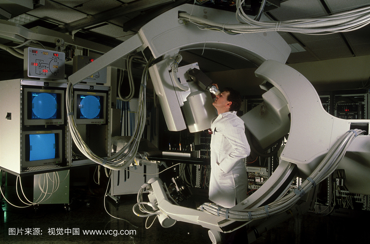 机械工程:工程师组装放射学血管造影术。