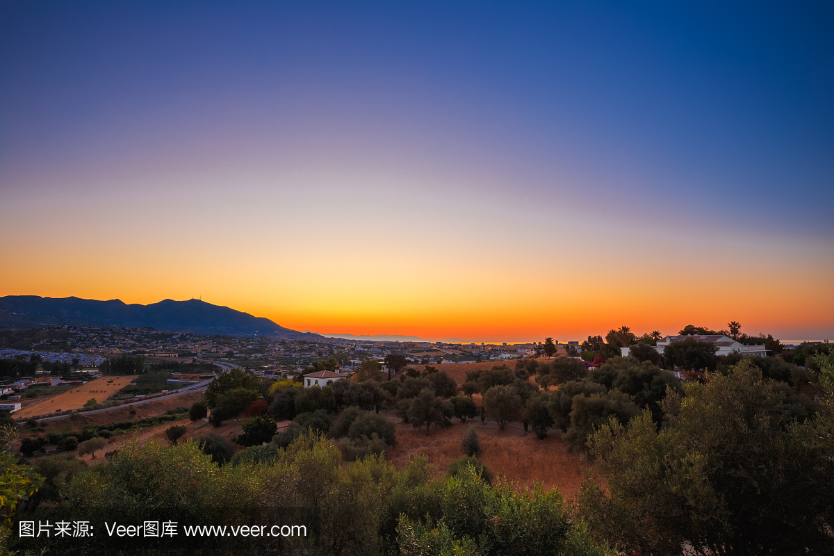 山和日落在米哈斯,西班牙。黑暗的剪影山