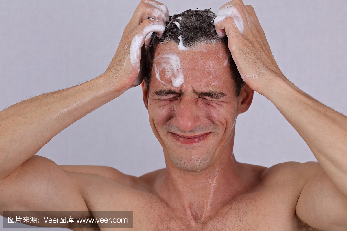 男人洗头发,洗发香皂眼睛刺激