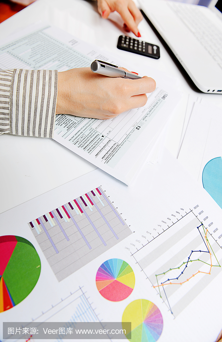 商业人士在办公室签署美国IRS税表1040