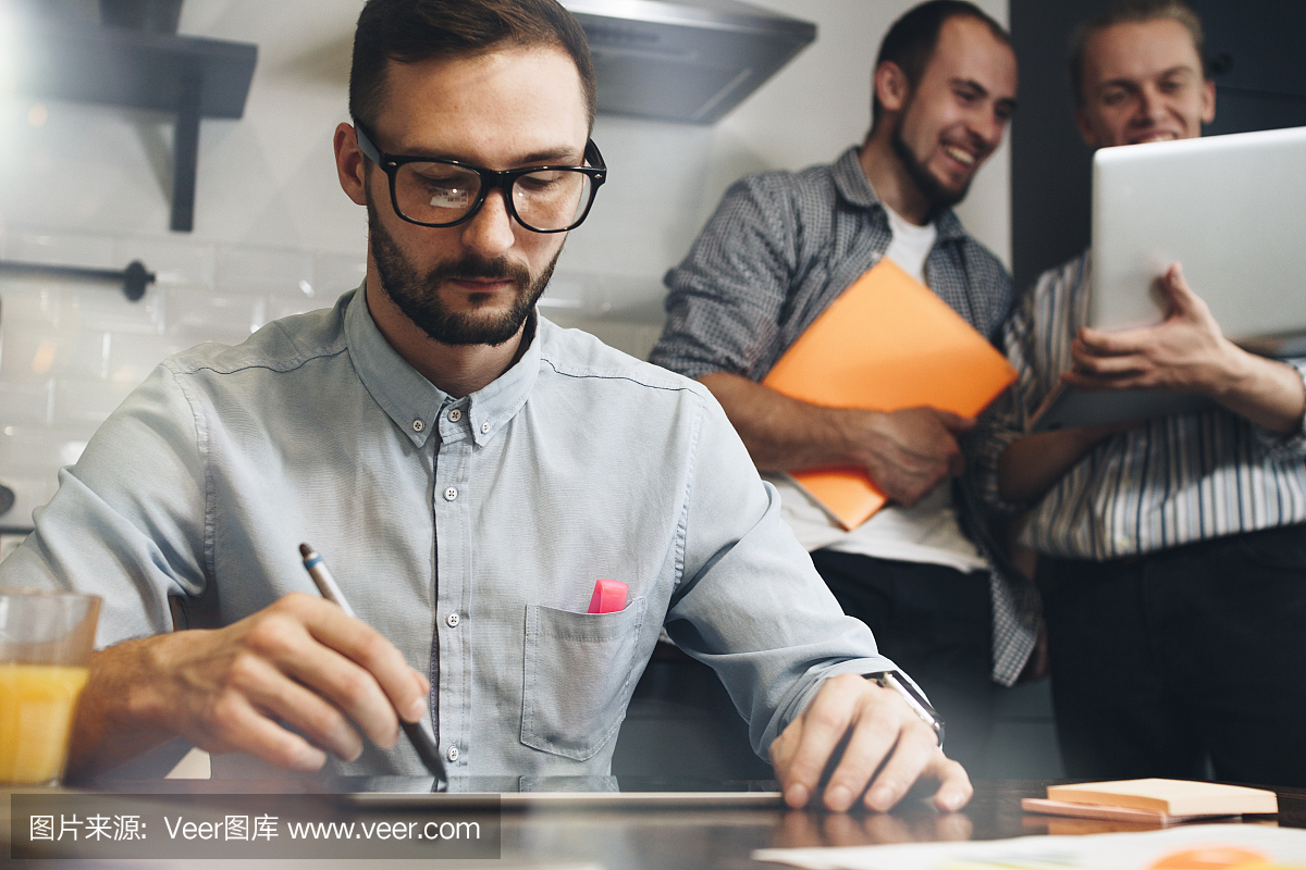 有胡子的商人讨论创业的发展。在办公室的头脑