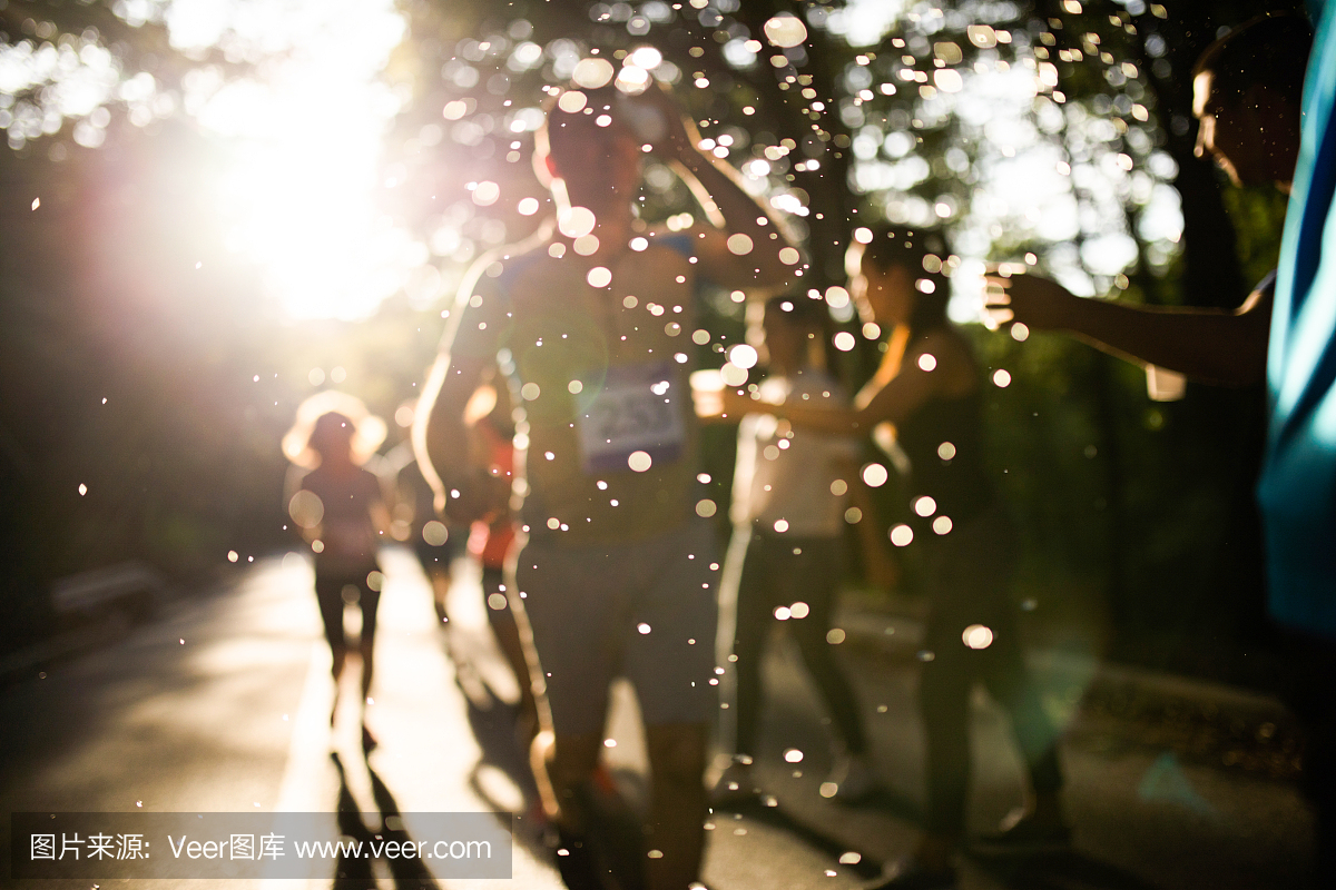 在马拉松比赛茶点休息期间,水滴下来!