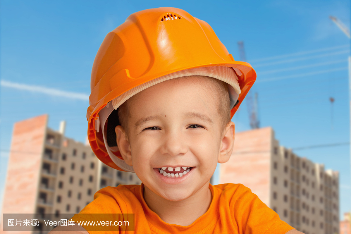 一个孩子的肖像在施工头盔。