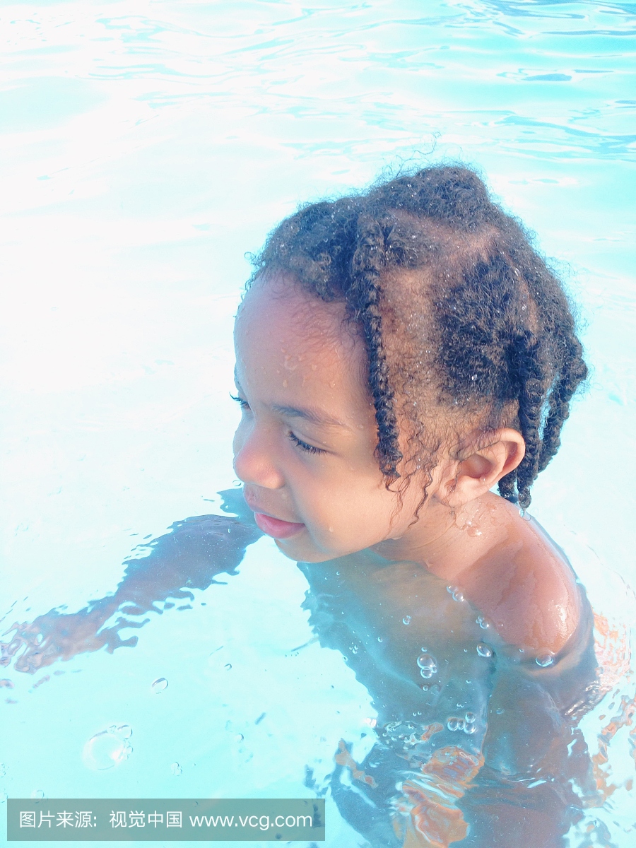 一个小孩在一个游泳池