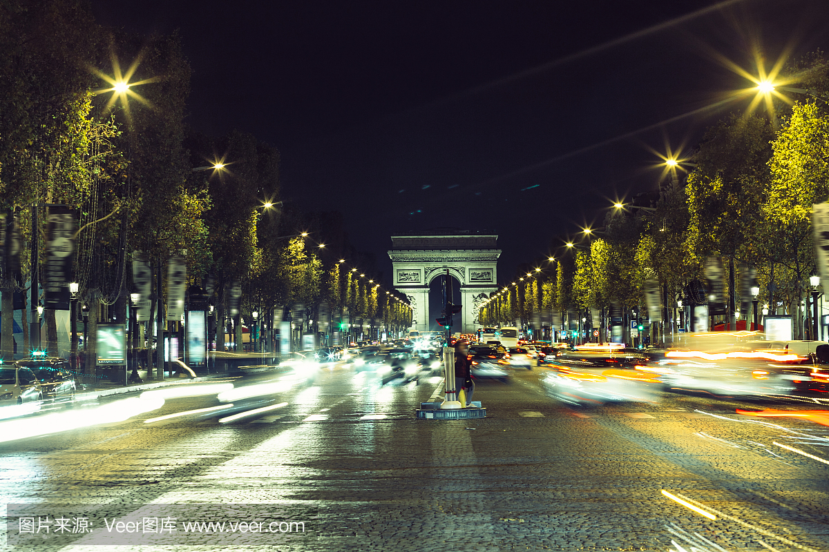 照亮凯旋门和巴黎香榭丽舍大道。着名的旅游地