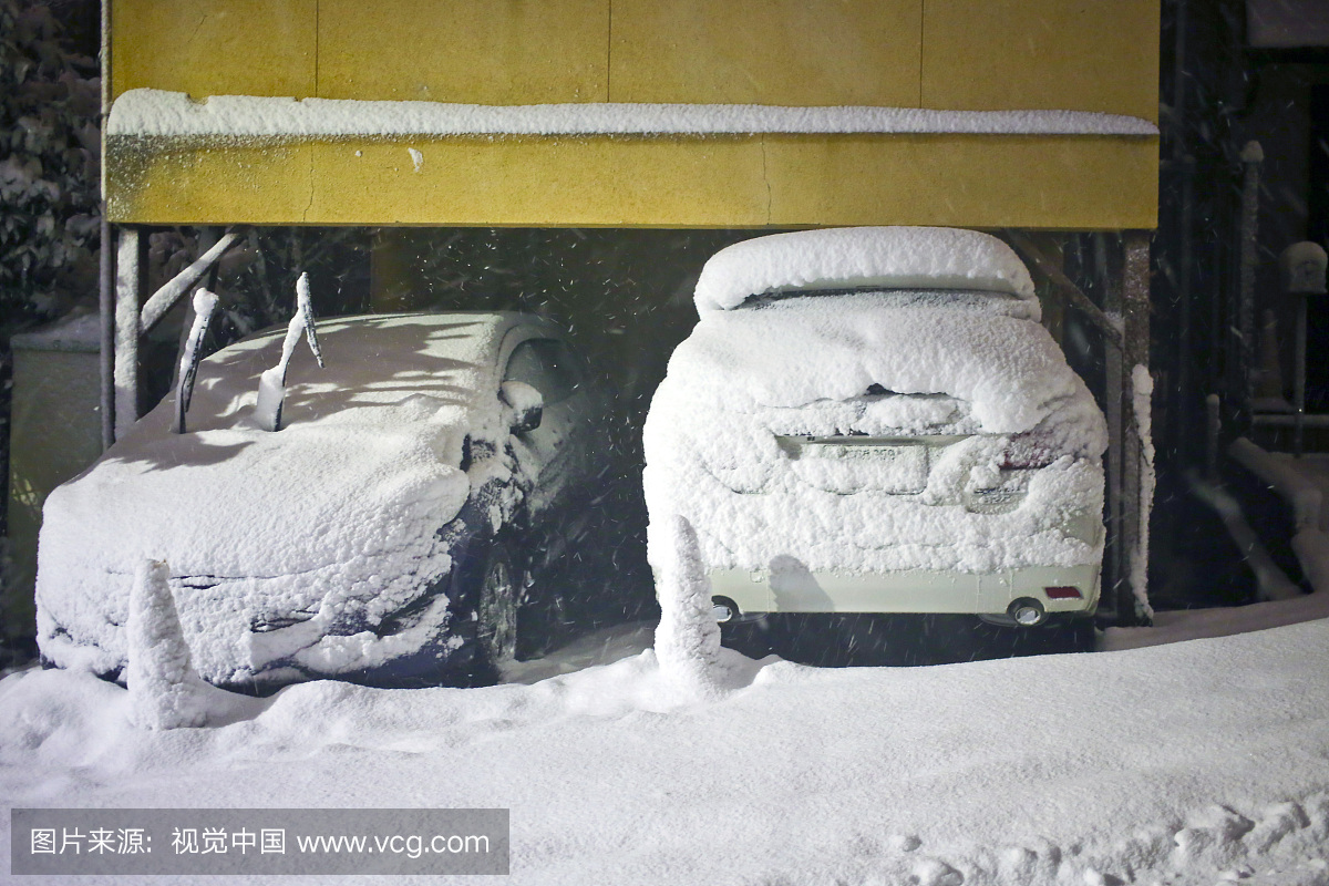 2018年1月22日在日本横滨被雪覆盖的汽车